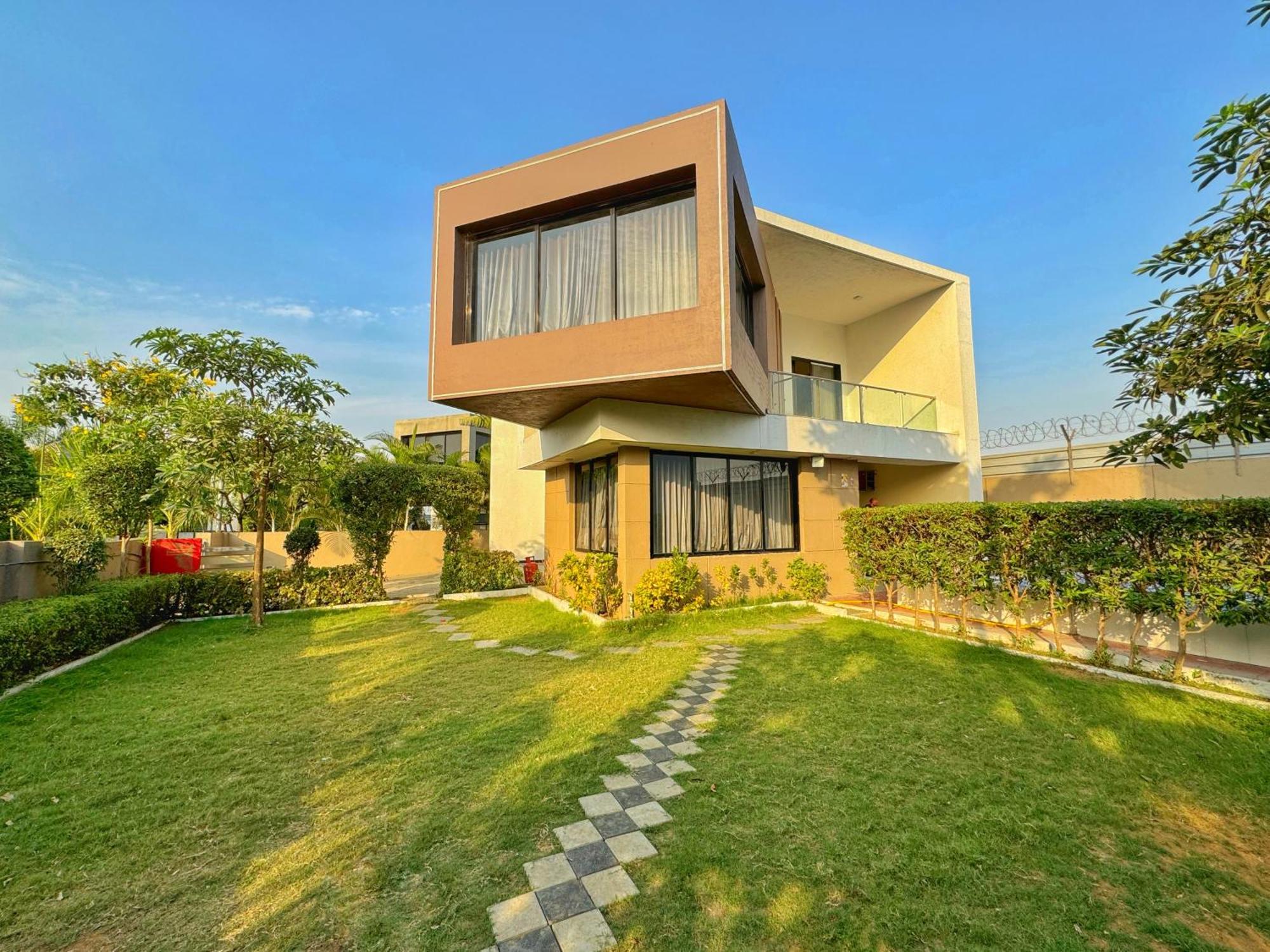 Castillo The Villa Near Kamrej Surat Exterior foto